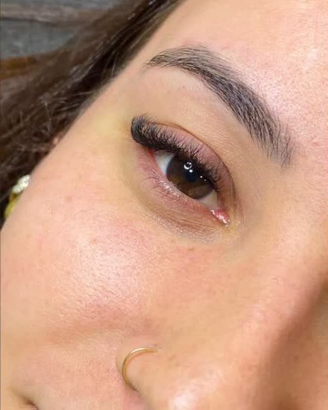 Olhar com extensão de cílios e sobrancelha desenhada