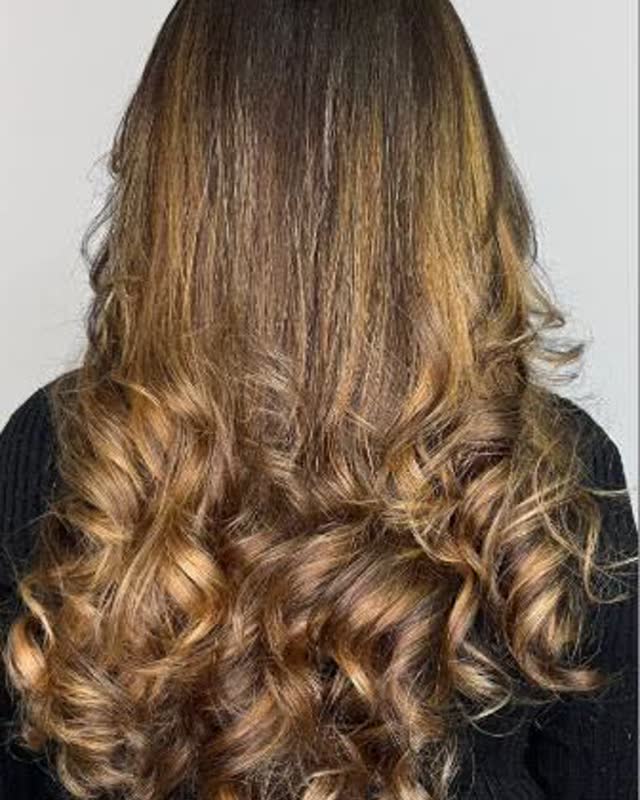 Cabelo com mechas iluminadas e ondas definidas