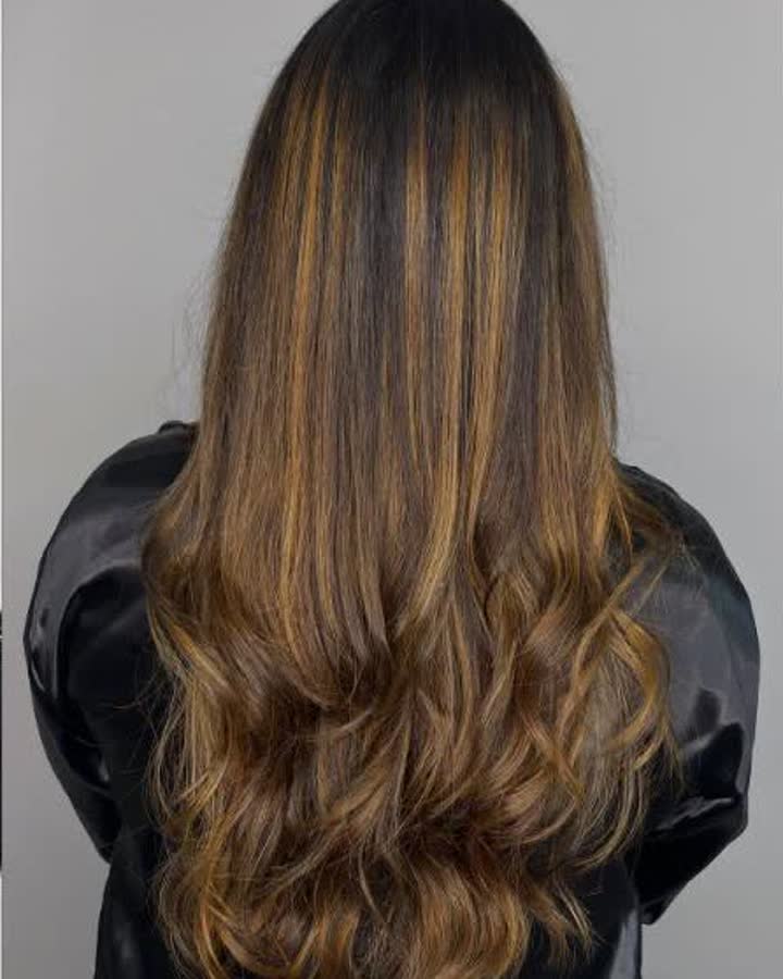 Cabelo longo com mechas iluminadas em tons de mel